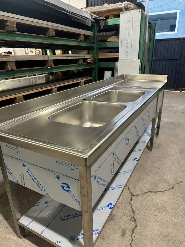 Fregadero doble de acero inoxidable en taller
